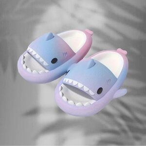 *NWT*🦈 Girls shark slip on water shoes 18m (7.5T)